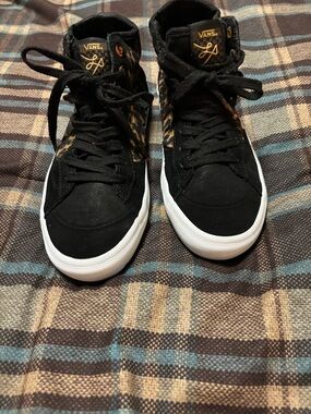 Women’s Size 8/Men’s 6.5 Lizzie Armanto Vans High-Top Sneakers